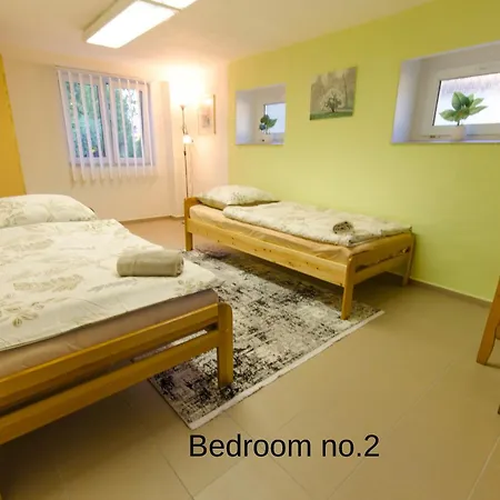 Prizemny Anika S Velkym Parkovanim *